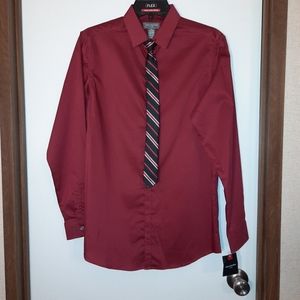BOYS VAN HEUSER DRESS SHIRT WITH TIE.  COLOR IS BURGUNDY, SIZE XL 18/20